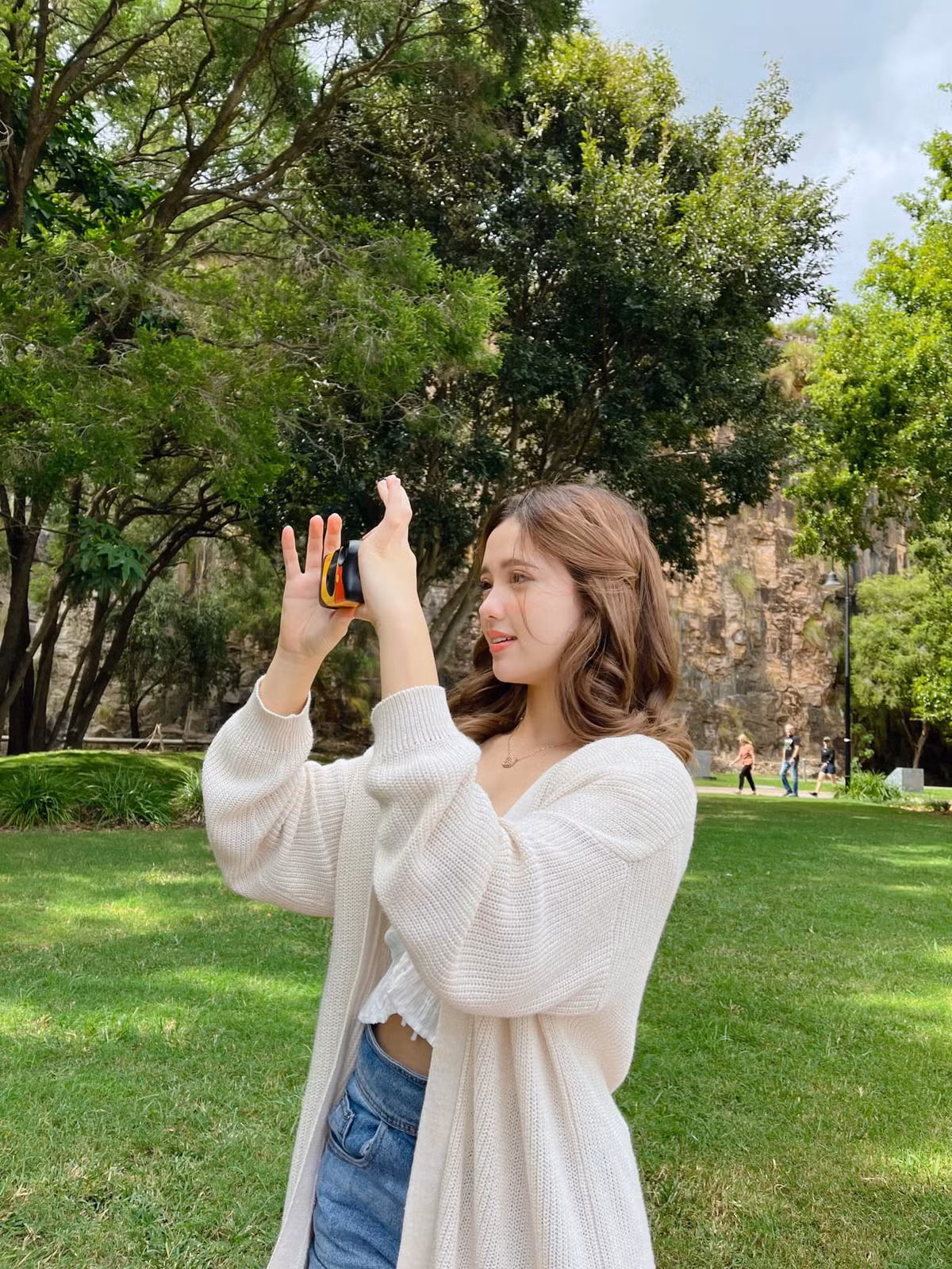 Với nhan sắc đằm thắm, ngọt ngào này thì bông hồng lai khi diện áo dài lại càng làm đối phương điêu đứng.