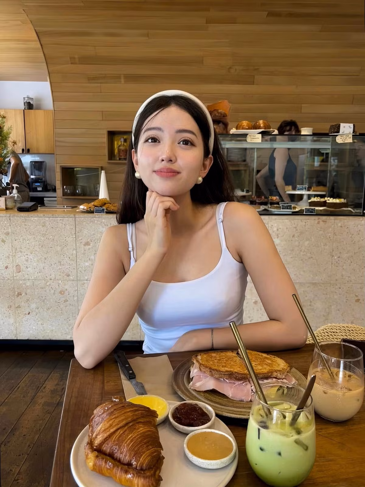 Áo có thiết kế hở để Alissa khoe khéo sự nuột nà, đồng thời cúp ngực làm tôn xương quai xanh dịu dàng.