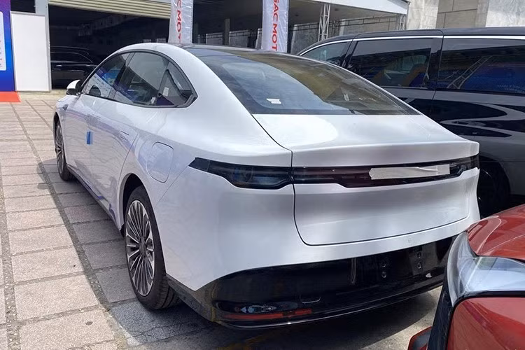 Xe có kích thước dài x rộng x cao lần lượt là 4.930 x 1.895 x 1.484 (mm), tương đương với các mẫu sedan hạng D phổ biến như Toyota Camry hay Mazda6. Trục cơ sở 2.915 mm, dài hơn Camry 90mm và khoang hành lý rộng 484 lít. Ngoại thất của Nissan N7 mang phong cách hiện đại và năng động, khác biệt rõ rệt so với các mẫu sedan trước đây của hãng.