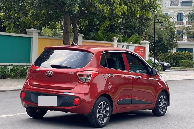 Lợi thế của xe không chỉ là giá bán hấp dẫn mà còn nằm ở thiết kế nhỏ gọn, khả năng luồn lách linh hoạt trong đô thị, ngoại thất ưa nhìn. Hyundai i10 cũ có giá dao động từ 235 - 385 triệu đồng (đời xe từ 2018 – 2023), tuỳ vào chất lượng từng chiếc xe.