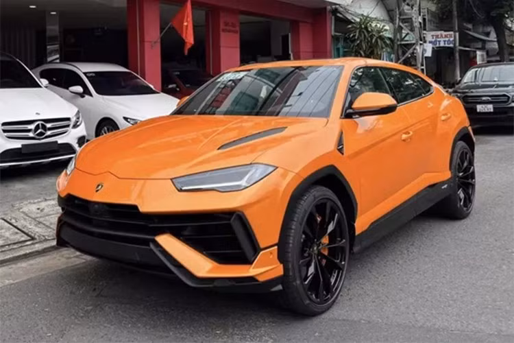 Xe đua nước rút từ 0-200 km/h chỉ trong 12,5 giây trước khi đạt tốc độ tối đa 305 km/h. Các thông số này nhìn chung khá ấn tượng trên 1 chiếc SUV nhưng vẫn còn kém xa Aston Martin DBX 707 đã có 4 xe về Việt Nam.