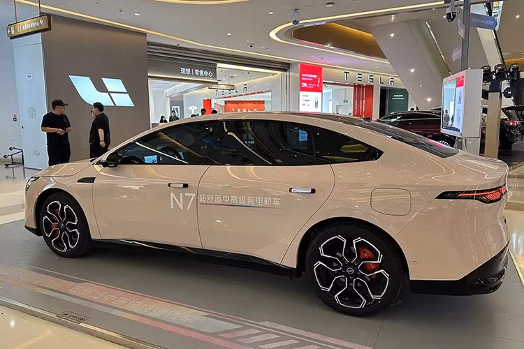 Về khả năng vận hành, Nissan N7 được trang bị hai tùy chọn động cơ điện, cho công suất lần lượt 215 và 268 mã lực, tùy thuộc vào gói pin đi kèm. Hiện vẫn chưa rõ phiên bản cũng như cấu hình động cơ cụ thể của chiếc Nissan N7 được trưng bày tại triển lãm Vietnam AutoExpo 2025. Mẫu xe này hỗ trợ công nghệ sạc nhanh 3C, cho phép sạc từ 10% lên 80% pin chỉ trong 19 phút.