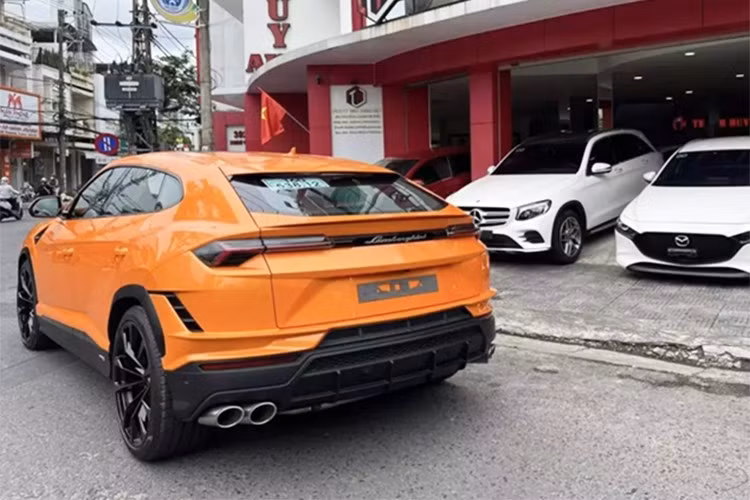 Chiếc xe siêu SUV Lamborghini Urus S đầu tiên ở Đà Nẵng mang ngoại thất màu cam, doanh nhân này cũng chọn tông màu nội thất là cam và đen khá đẹp mắt cho xe.