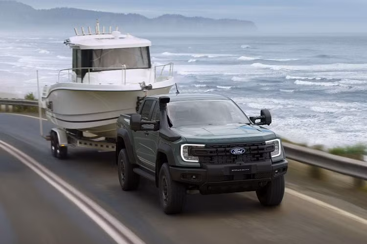 Ban đầu xe sẽ có năm màu – Seismic Tan (độc quyền cho Super Duty), Arctic White, Shadow Black, Command Grey và Aluminium Metallic silver – với Traction Green sẽ được bổ sung sau.