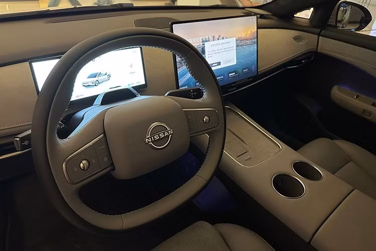 Một số trang bị nổi bật khác gồm bao gồm bảng đồng hồ 10,25 inch, sạc không dây 50W có tản nhiệt, sạc USB-C 27W ở hai hàng ghế, điều hòa tự động hai vùng độc lập đi kèm lọc bụi mịn PM2.5, đèn viền nội thất 256 màu, kính trần toàn cảnh, gương chiếu hậu chống chói tự động và camera 540 độ hiển thị hình ảnh giả lập dưới gầm xe. Bên dưới bệ tỳ tay trung tâm là tủ lạnh 5,8 lít với nhiệt độ thấp nhất -6 độ C.