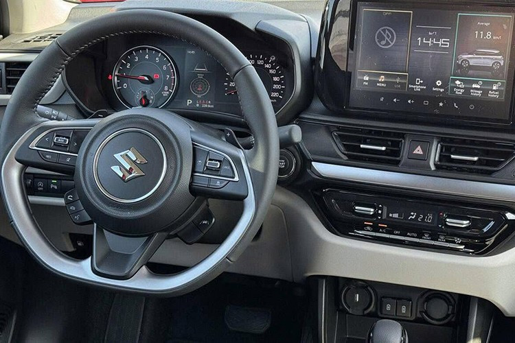 Theo quan sát từ hình ảnh thực tế, xe không có cửa gió điều hòa phía sau và thiếu bệ tỳ tay trung tâm. Những điểm này có thể khiến một bộ phận người dùng chưa hài lòng nếu so sánh với các đối thủ cùng tầm giá.