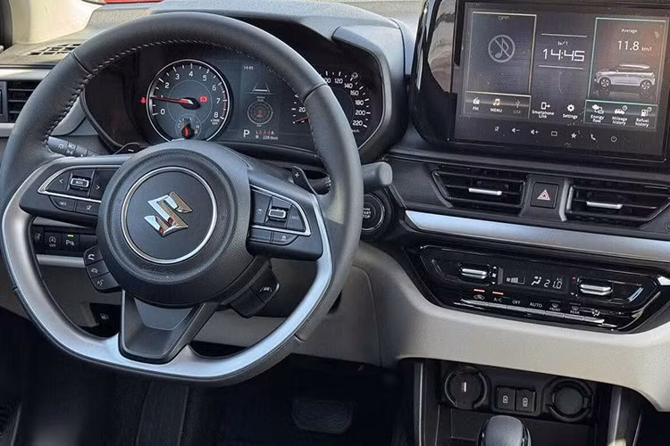 Theo quan sát từ hình ảnh thực tế, xe không có cửa gió điều hòa phía sau và thiếu bệ tỳ tay trung tâm. Những điểm này có thể khiến một bộ phận người dùng chưa hài lòng nếu so sánh với các đối thủ cùng tầm giá.