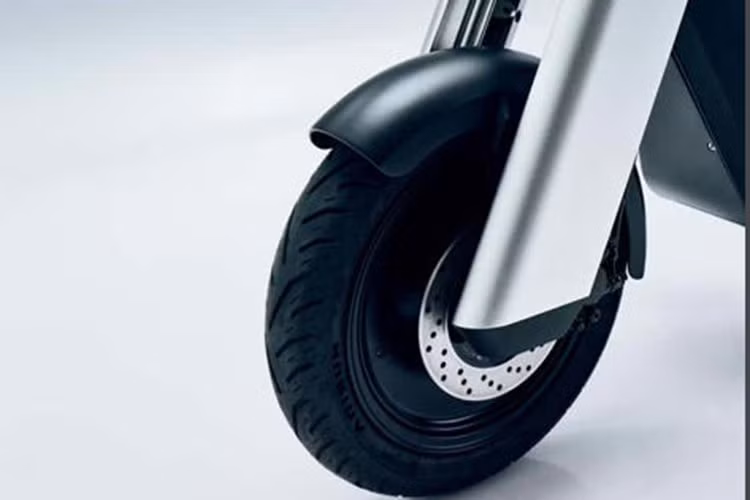 Olto sử dụng pin 48V 25Ah (1,2 kWh), cho phạm vi di chuyển khoảng 64 km. Pin có thể tháo rời, sạc nhanh đạt 50% trong 1 giờ hoặc đầy trong 3 giờ. Người dùng cũng có thể mang theo pin dự phòng (nặng 9 kg) để thay thế nhanh khi cần.