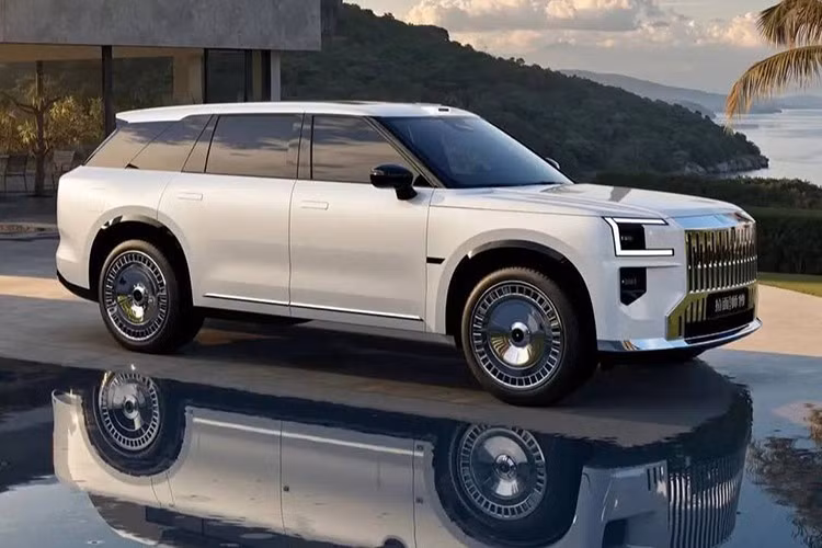 Theo thông tin ban đầu, Zeekr 9X sẽ được bán tại Trung Quốc với mức giá dao động từ 500.000 đến 1.000.000 NDT (tương đương 1,81 – 3,63 tỷ đồng). Đây sẽ là mẫu SUV đầu bảng của thương hiệu, sẽ cạnh tranh với các tên tuổi lớn như Li Auto L9, Mercedes-Benz GLS PHEV hoặc cả các mẫu SUV điện cỡ lớn đến từ BYD và Nio.