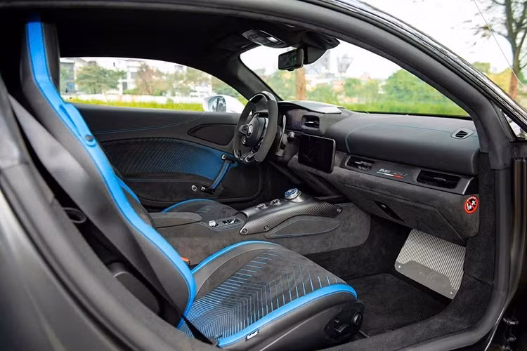 Nội thất này tùy chọn mà hãng xe Ý đã đưa ra cho Maserati MC20. Chưa hết, chiếc MC20 mang màu trắng Bianco Audace còn có nhiều chi tiết carbon nhám, logo MC20 cùng quốc kỳ Ý xuất hiện trên bảng táp-lô trước mặt người ngồi bên ghế phụ, vô lăng bọc da cao cấp kết hợp carbon...