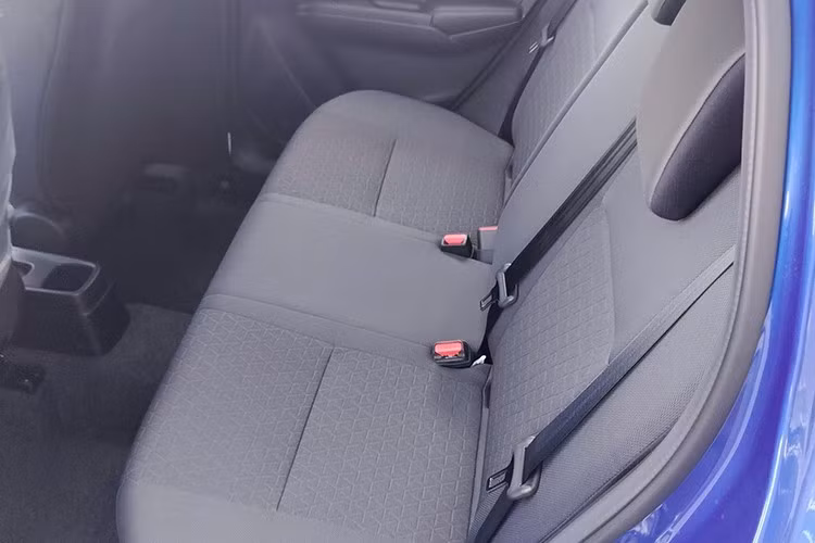 Camera ADAS gắn trên kính lái xác nhận sự xuất hiện của các tính năng an toàn chủ động trên mẫu xe mới. Tuy nhiên, mẫu xe này vẫn giữ lại một số trang bị truyền thống như phanh tay cơ, gương chiếu hậu chống chói chỉnh tay...