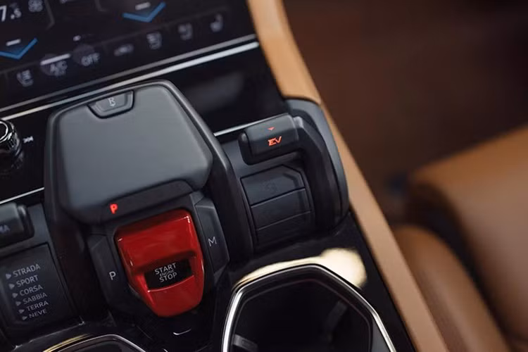 Nhờ sức mạnh ấn tượng trên, mà phiên bản nâng cấp giữa vòng đời Lamborghini Urus S chỉ cần thời gian 3,5 giây để tăng tốc từ vị trí xuất phát lên 100 km/h, nhanh hơn 0,1 giây so với bản tiêu chuẩn.