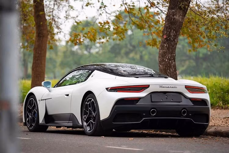 Chiếc xe Maserati MC20 này vốn do 1 người ở Đà Nẵng đứng ra nhập về Việt Nam theo đơn đặt hàng của showroom ở Tp.HCM vào năm 2022, 1 năm sau đó, xe ra Hà Nội tìm khách và giờ về Đà Nẵng. Trước đó, chiếc siêu xe Maserati MC20 này được chào bán 19 tỷ đồng.