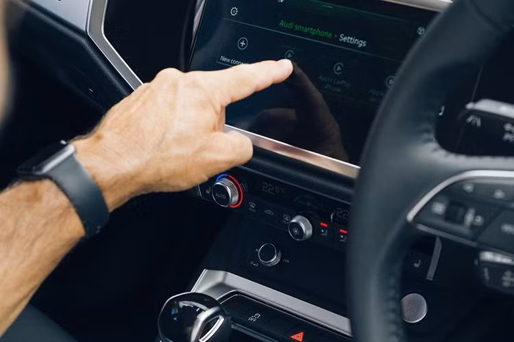 Khoang lái trang bị cụm màn hình kỹ thuật số 11,9 inch và màn hình cảm ứng trung tâm 12,8 inch, tích hợp giao diện MMI mới chạy Android Automotive OS, hỗ trợ các ứng dụng như YouTube, trợ lý ảo AI và cập nhật phần mềm qua mạng.