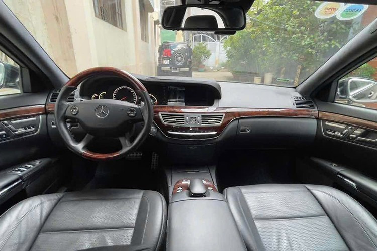 Mercedes-Benz S63 AMG đời 2009 có thêm trang thiết bị vào loại tối tân nhất như hệ thống quan sát đêm, chỉnh màu nội thất theo ý muốn với đèn dạ quang, ghế massage. Tủ lạnh cho hàng ghế sau. Vành đúc AMG 20 inch thay cho bản 19 inch tiêu chuẩn.