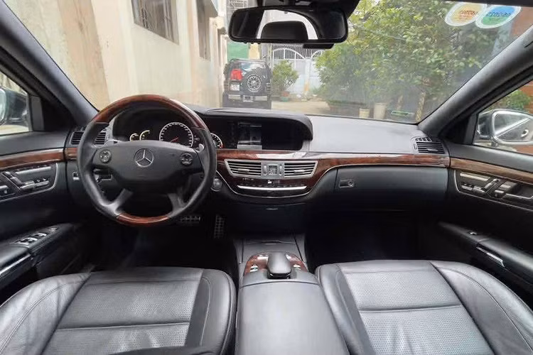 Mercedes-Benz S63 AMG đời 2009 có thêm trang thiết bị vào loại tối tân nhất như hệ thống quan sát đêm, chỉnh màu nội thất theo ý muốn với đèn dạ quang, ghế massage. Tủ lạnh cho hàng ghế sau. Vành đúc AMG 20 inch thay cho bản 19 inch tiêu chuẩn.