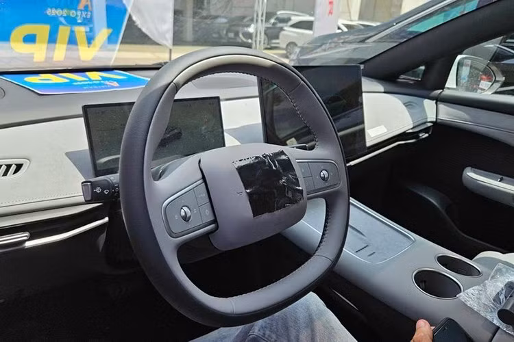 Nội thất Nissan N7 mang phong cách thiết kế hiện đại, khác biệt rõ rệt so với các mẫu xe truyền thống của Nissan. Khoang lái được số hóa gần như hoàn toàn, có màn hình giải trí trung tâm kích thước 15,6inch có độ phân giải 2,5K, sử dụng bộ vi xử lý Qualcomm Snapdragon 8295P.