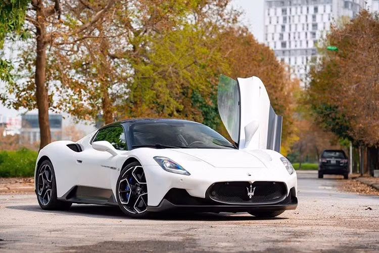 Chiếc siêu xe Maserati MC20 mới xuất hiện tại Đà Nẵng, theo tìm hiểu, đây chính là chiếc xe được nhập về Việt Nam vào năm 2022, nhưng trong 3 năm qua, đã không tìm thấy chủ nhân nào, xe cũng từng vận chuyển từ Nam ra Bắc để đổi phong thủy nhưng vẫn vậy, lần này lại ra miền Trung.