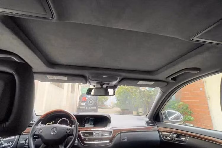 Màn hình LCD trung tâm có chức năng Split View (tài xế và ghế phụ nhìn hai nội dung khác nhau trên cùng một màn hình). Dàn CD/DVD 6 đãi nối với Hệ thống âm thanh Harman/Kardon Logic 7 với 14 loa và một subwoofer 600W.