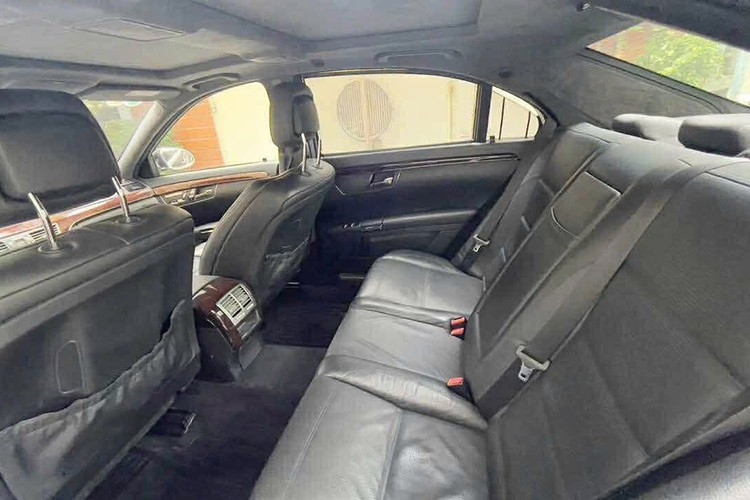 Chiếc xe sang Mercedes-Benz S63 AMG thế hệ thứ 5 sử dụng động cơ V8, dung tích 6.2 lít do AMG sản xuất với thông điệp "một người một động cơ".