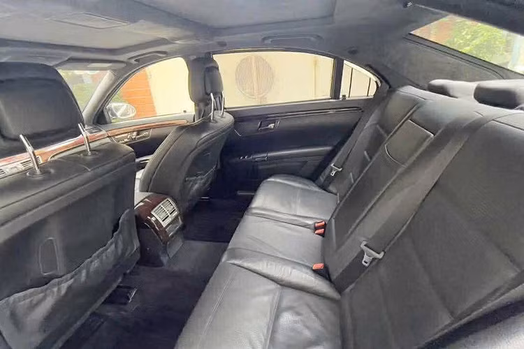 Chiếc xe sang Mercedes-Benz S63 AMG thế hệ thứ 5 sử dụng động cơ V8, dung tích 6.2 lít do AMG sản xuất với thông điệp "một người một động cơ".