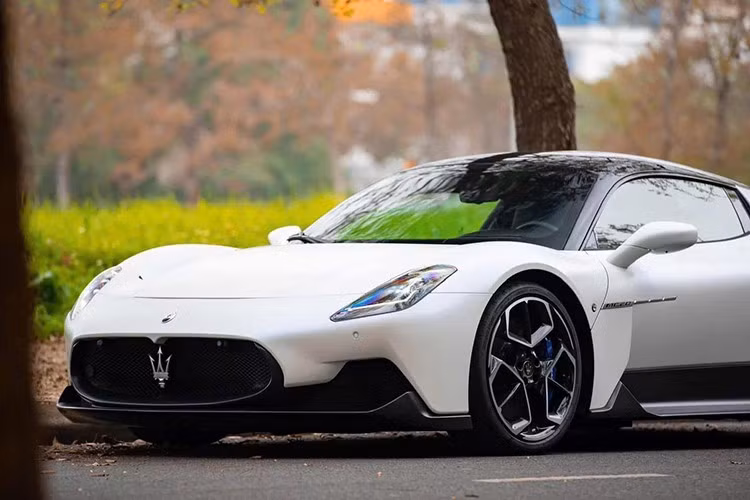 Lý do chiếc xe Maserati MC20 này ế khách là vì xe chính hãng sau đó về nước khá nhiều, giá bán cũng tốt hơn, và lại còn bảo hành chính hãng. Hiện tại Việt Nam đâu đó có gần 10 chiếc siêu xe Maserati MC20 được nhập về nước, với 2 biến thể là coupe và duy nhất 1 xe mui trần.