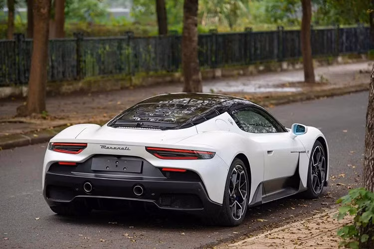 Tuy nhiên, sức mạnh trên Maserati MC20 sẽ đồng hành cùng hộp số tự động ly hợp kép 8 cấp và hệ dẫn động cầu sau, nhờ đó, siêu xe này có thể tăng tốc từ vị trí xuất phát lên 100 km/h trong thời gian dưới 2,9 giây trước khi đạt vận tốc tối đa 325 km/h.