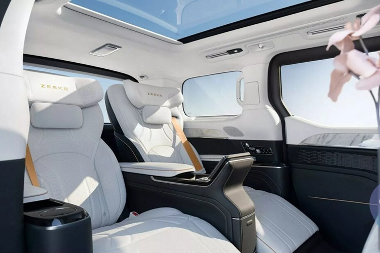 Zeekr 9X là mẫu xe hybrid đầu tiên của hãng, hệ truyền động là sự kết hợp giữa động cơ xăng 2.0L tăng áp (công suất 279 mã lực) và hai mô-tơ điện đặt ở cầu trước và cầu sau, đi cùng hệ dẫn động AWD. Tổng công suất toàn hệ thống đạt 898 mã lực. Xe có thể tăng tốc từ 0–100 km/h trong 3 giây và đạt tốc độ tối đa 240 km/h.