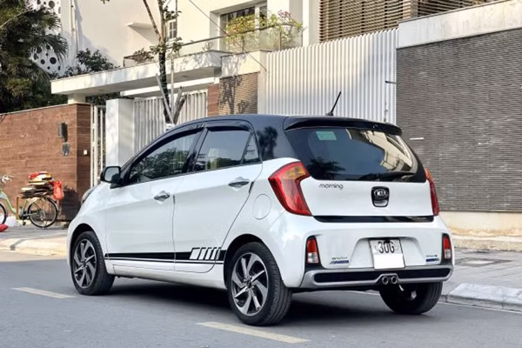 Theo đánh giá của những người có nhiều kinh nghiệm mua bán ô tô, xe Kia Morning cũ dễ mua, dễ bán. Các bản số tự động đời cao rất được khách hàng ưa chuộng. Hiện Morning được xem là lựa chọn đáng tin cậy. Giá xe Kia Morning đang dao động từ 299 - 345 triệu đồng (đời xe từ 2018 – 2022), tuỳ vào tình trạng từ xe.