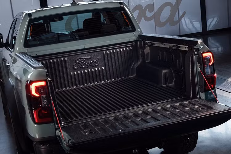 So với các biến thể Ranger khác, Super Duty có một số điểm nhận dạng rất dễ nhận biết. Theo đó, ở khu vực đầu xe, lưới tản nhiệt và cản trước đều được làm lại để bền chắc hơn, ca-pô phía trên có thêm tem với dòng chữ “Super Duty”.