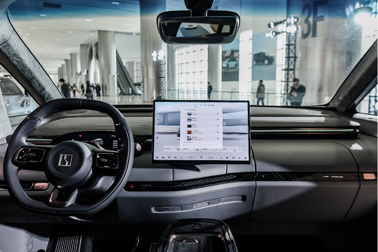 Nội thất xe gây ấn tượng với màn hình trung tâm 30 inch độ phân giải 6K, cùng cần số đặt sau vô-lăng. Mẫu SUV này sẽ có 2 tùy chọn bố trí nội thất gồm bản tiêu chuẩn 6 chỗ ngồi và phiên bản cao cấp Zeekr 9X Grand với 4 chỗ ngồi sang trọng.