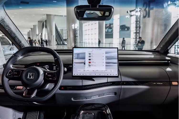 Nội thất xe gây ấn tượng với màn hình trung tâm 30 inch độ phân giải 6K, cùng cần số đặt sau vô-lăng. Mẫu SUV này sẽ có 2 tùy chọn bố trí nội thất gồm bản tiêu chuẩn 6 chỗ ngồi và phiên bản cao cấp Zeekr 9X Grand với 4 chỗ ngồi sang trọng.