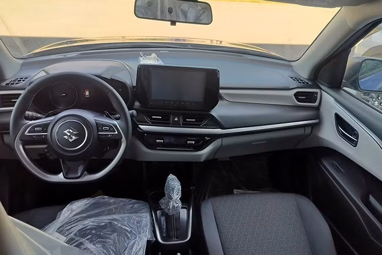 Cụm điều hòa được thiết kế gọn gàng hơn, trong khi vô-lăng tích hợp các nút điều khiển hệ thống hỗ trợ lái tiên tiến (ADAS), bao gồm ga tự động thích ứng và hỗ trợ giữ làn đường.