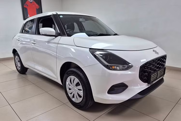Trong phân khúc hatchback hạng B tại Việt Nam, đối thủ cạnh tranh trực tiếp của Suzuki Swift hiện là Mazda2 hatchback - mẫu xe nhập khẩu Thái Lan với giá bán từ 537 đến 544 triệu đồng.