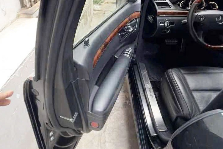 Chiếc xe sang cao cấp Mercedes-Benz S63 AMG bị chủ "vứt bỏ" ngoài đường tại Hà Nội nhiều năm trời thuộc thế hệ thứ 5, mẫu xe này từng có giá bán hơn 7 tỷ đồng tại Việt Nam khi xuất hiện vào năm 2009. Đây là mức giá khá đắt đỏ dành cho một chiếc ôtô hạng sang tại Việt Nam lúc bấy giờ.