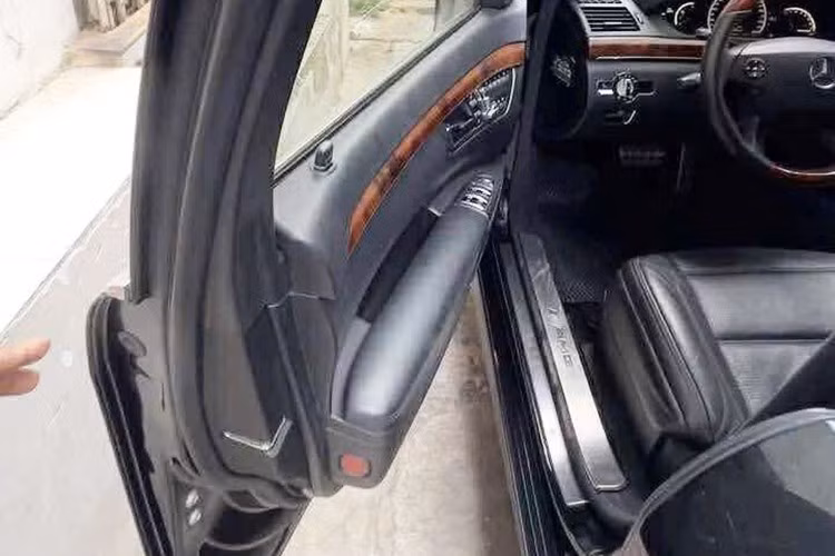 Chiếc xe sang cao cấp Mercedes-Benz S63 AMG bị chủ "vứt bỏ" ngoài đường tại Hà Nội nhiều năm trời thuộc thế hệ thứ 5, mẫu xe này từng có giá bán hơn 7 tỷ đồng tại Việt Nam khi xuất hiện vào năm 2009. Đây là mức giá khá đắt đỏ dành cho một chiếc ôtô hạng sang tại Việt Nam lúc bấy giờ.