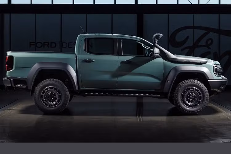 Một điểm đáng lưu ý là toàn bộ các phiên bản Ford Ranger Super Duty 2026 mới đều chỉ được trang bị khung gầm trần theo tiêu chuẩn, tức không có sẵn thùng hàng phía sau.