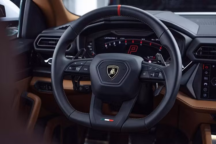 Điểm ấn tượng nhất của siêu SUV Lamborghini Urus bản nâng cấp giữa vòng đời chính là vẫn sử dụng khối động cơ V8, tăng áp kép, dung tích 4.0 lít như các xe Urus đang lăn bánh tại Việt Nam trước đó.