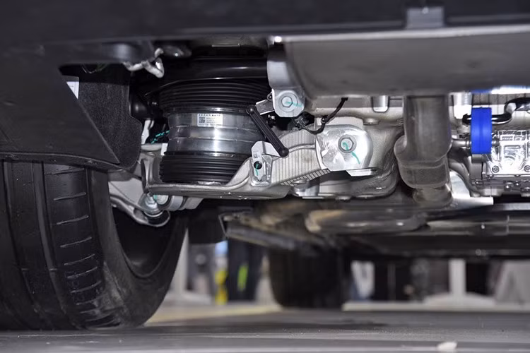 Zeekr 9X được phát triển trên nền tảng khung gầm với treo khí nén buồng đôi, hệ thống giảm chấn liên tục van kép và thanh chống lật chủ động 48V, đây là trang bị thường chỉ xuất hiện trên các mẫu xe siêu sang. Xe có thể đạt khoảng sáng gầm tối đa 288 mm, sẵn sàng cho nhiều điều kiện vận hành.