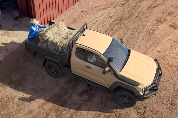 Ngoài ra, Ford cũng đã gia cố hệ thống treo và khung gầm để phù hợp với tải trọng cao hơn, đồng thời bổ sung giáp gầm cho khả năng vận hành bền bỉ hơn ở địa hình khó. Độ lội nước của xe được nâng từ 800 mm lên 850 mm.