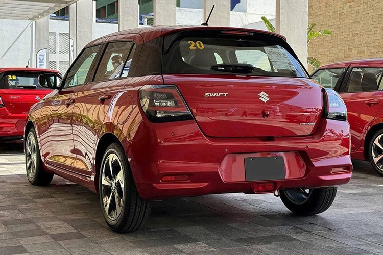 Tuy nhiên, phần đầu xe đã được tinh chỉnh với cụm đèn chiếu sáng đặt thấp hơn, liền mạch với lưới tản nhiệt kiểu tổ ong mở rộng. Phía sau, đèn hậu được tái thiết kế với giao diện LED mới.