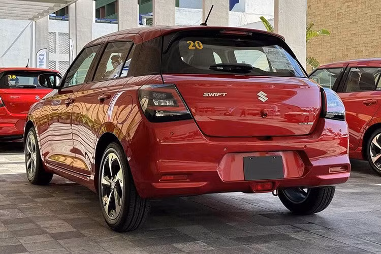 Tuy nhiên, phần đầu xe đã được tinh chỉnh với cụm đèn chiếu sáng đặt thấp hơn, liền mạch với lưới tản nhiệt kiểu tổ ong mở rộng. Phía sau, đèn hậu được tái thiết kế với giao diện LED mới.