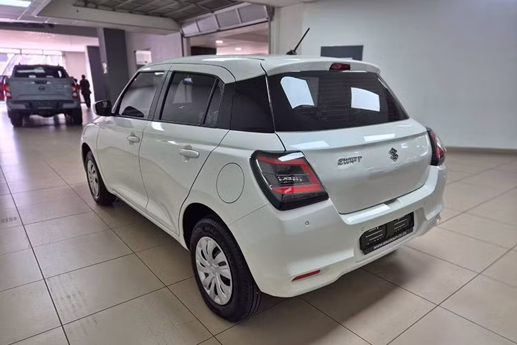 Hệ thống này cho tổng công suất khoảng 82 mã lực và mô-men xoắn cực đại 108 Nm. Xe sử dụng hộp số tự động vô cấp CVT, hướng tới khả năng tiết kiệm nhiên liệu tối ưu.