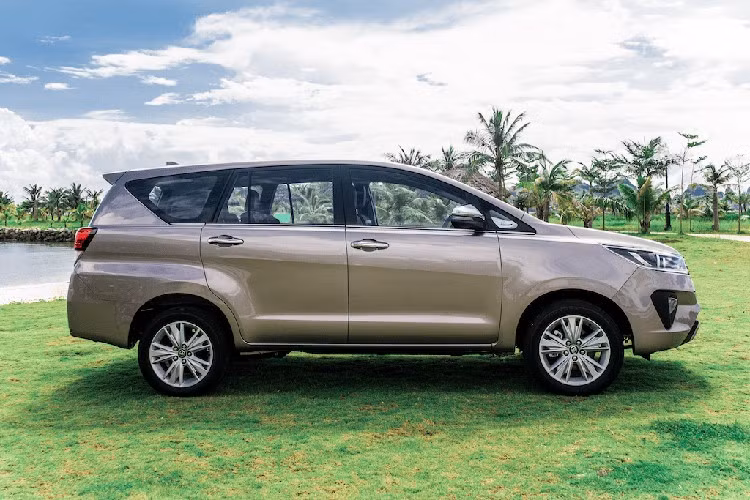 Do đó, dù đã "hết thời" oanh tạc thị trường xe mới nhưng Innova vẫn là những mẫu xe có lượng giao dịch lớn trên sàn xe cũ hiện nay. Những chiếc Toyota Innova cũ đời 2019 - 2022 được chào bán với giá dao động từ 440 - 600 triệu đồng, tùy tình trạng xe.