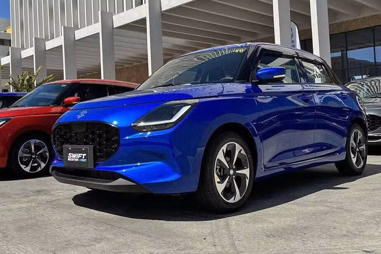 So với phiên bản tiền nhiệm, mẫu xe hatchback Suzuki Swift 2025 không thay đổi quá nhiều về tổng thể thiết kế, vẫn giữ phong cách bo tròn đặc trưng.