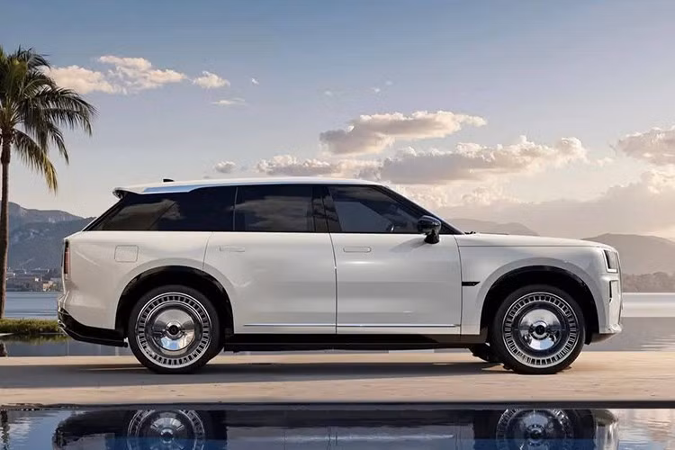 Một trong những điểm nhấn công nghệ của Zeekr 9X là hệ thống hỗ trợ lái tự động G-Pilot H9. Đây là nền tảng lái thông minh cấp độ 3 (L3-ready), sử dụng hai chip Nvidia Drive Thor với tổng công suất xử lý lên đến 1.400 TOPS (nghìn tỷ phép tính mỗi giây), đi kèm 5 cảm biến LiDAR, 13 camera và 3 radar sóng mm.