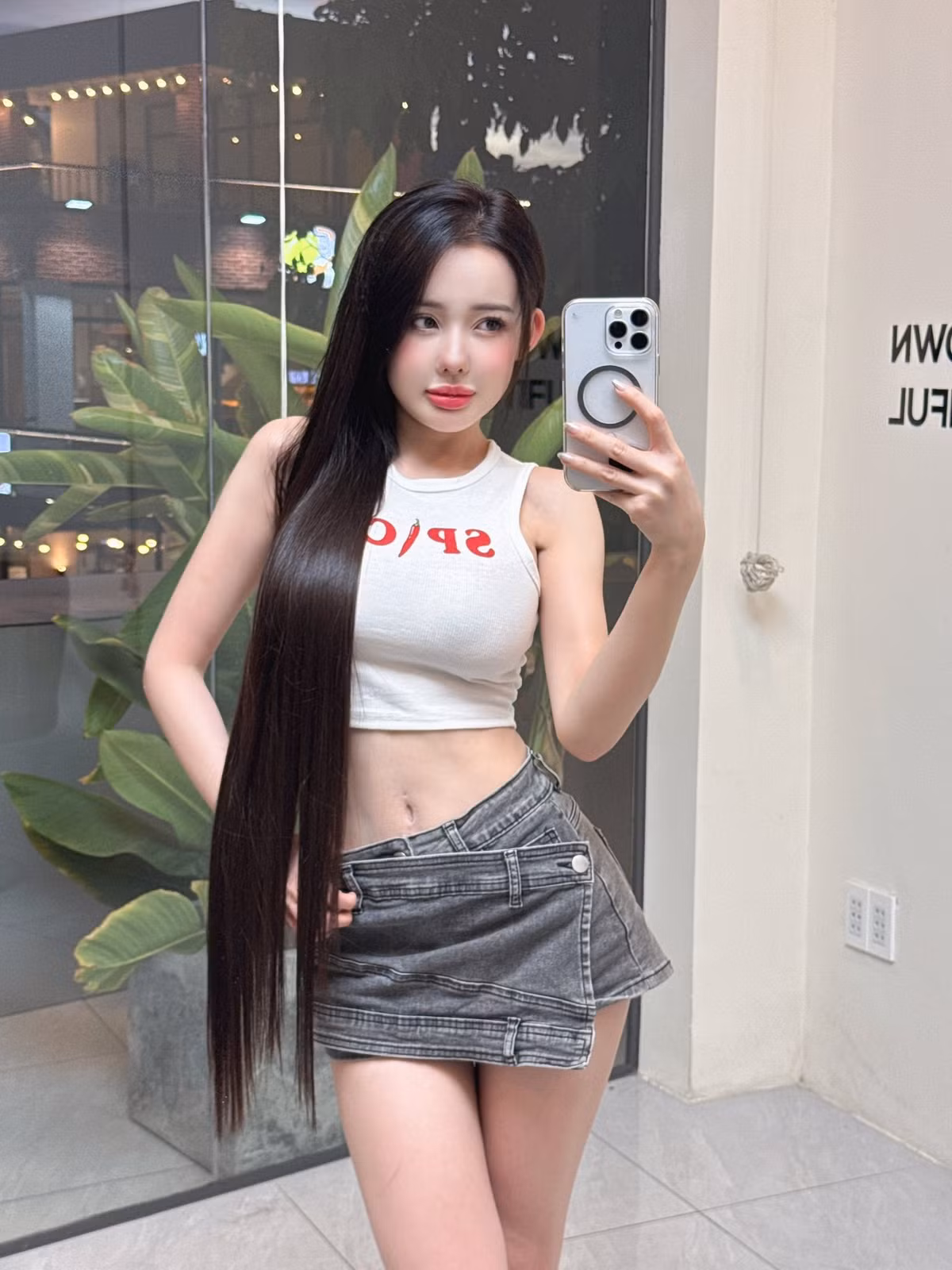 Vào năm 2020, bà xã Lương Bằng Quang từng bị cấm diễn tới 4 tháng và phải nộp phạt vì ăn mặc hở hang trong quán bar.