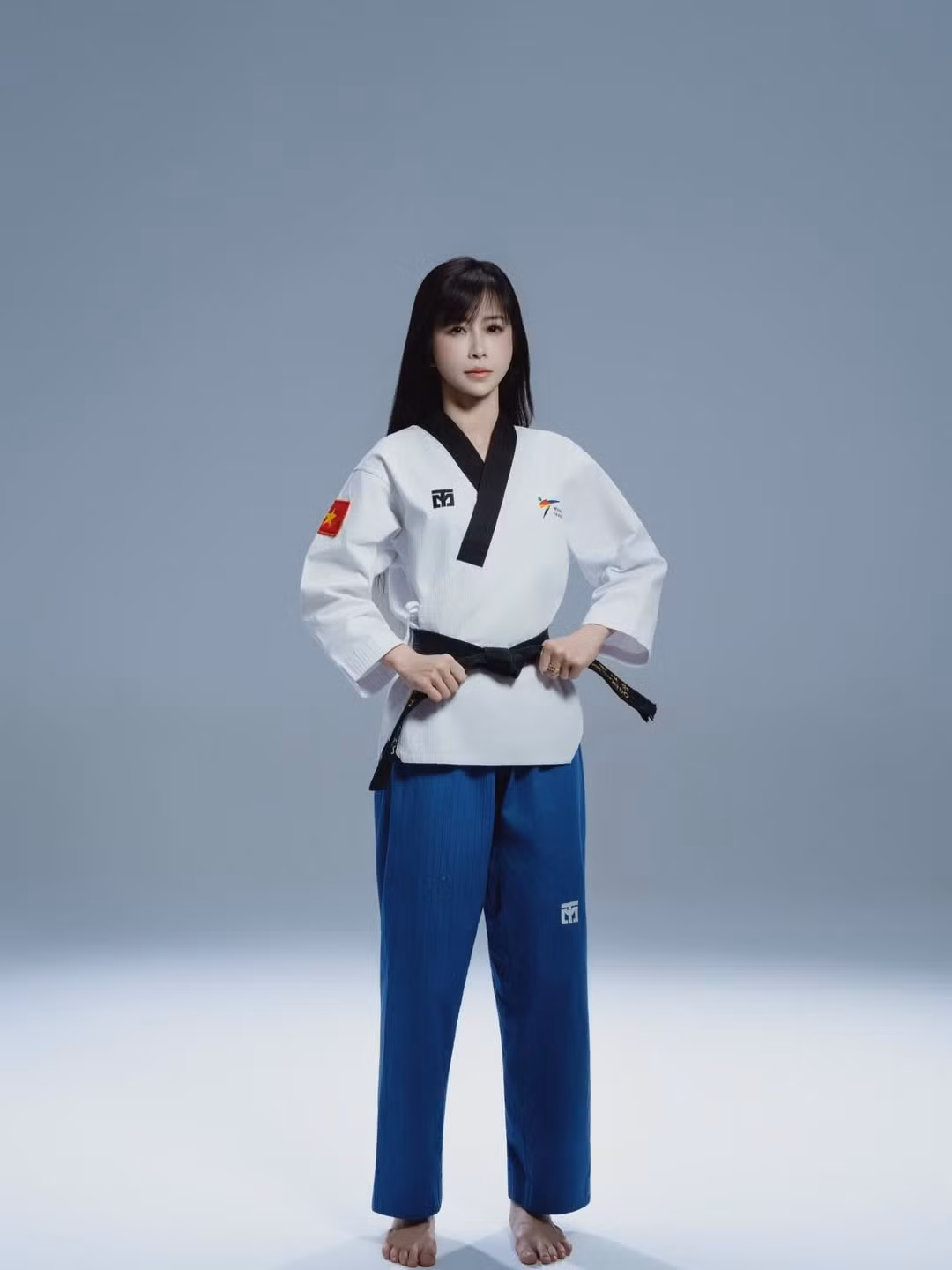 Bên cạnh hình ảnh khoe huy chương, Châu Tuyết Vân còn chia sẻ khoảnh khắc cầm trên tay một huân chương cao quý trong hộp trang trọng. Đây không chỉ là sự ghi nhận cho thành tích thi đấu mà còn là phần thưởng dành cho những đóng góp của cô cho thể thao nước nhà. Từ một vận động viên trẻ đầy tiềm năng, cô đã từng bước khẳng định vị thế của mình trong làng Taekwondo Việt Nam và quốc tế.