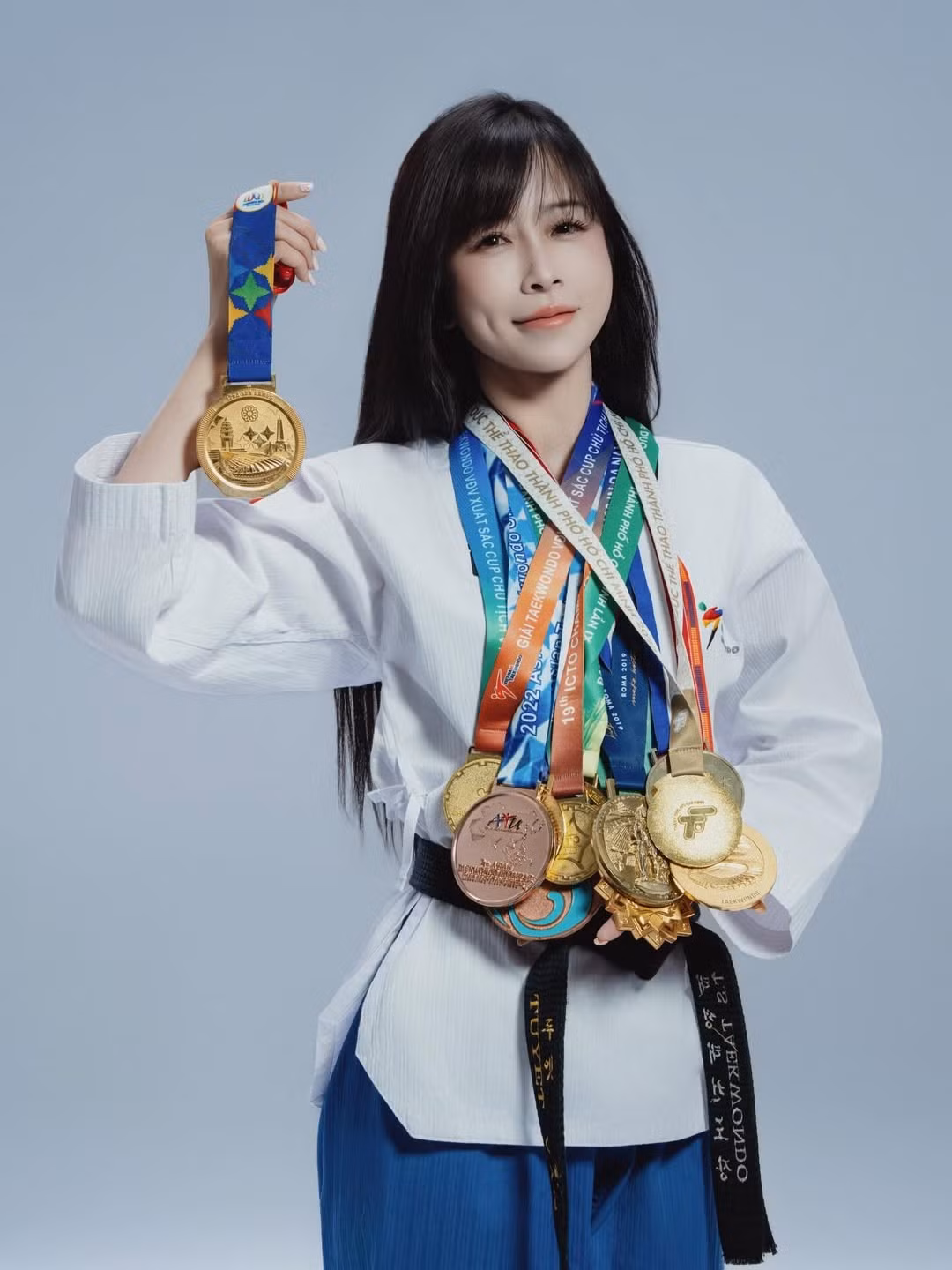 Nhắc đến Châu Tuyết Vân, người hâm mộ thể thao không còn xa lạ với hình ảnh nữ võ sĩ nhỏ nhắn nhưng đầy nội lực trên sàn đấu Taekwondo. Thế nhưng, ở loạt ảnh mới được chia sẻ, cô không xuất hiện trong khoảnh khắc thi đấu căng thẳng mà thay vào đó là thần thái điềm tĩnh, tự tin khi khoe trọn “gia tài” huy chương khiến nhiều người phải choáng ngợp.