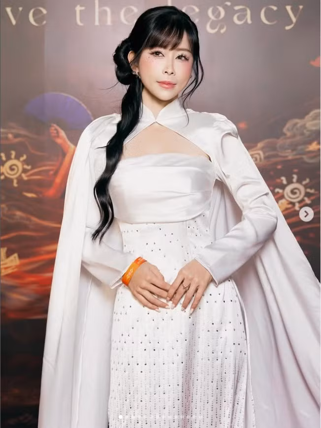 Bộ ảnh khoe “gia tài” huy chương lần này vì thế không đơn thuần là màn “flex” thành tích, mà còn là cách để Châu Tuyết Vân nhìn lại hành trình đã qua. Từ những ngày đầu bước vào võ đường đến khi đứng trên bục vinh quang, tất cả đã tạo nên một Châu Tuyết Vân bản lĩnh, tự tin và đầy tự hào hôm nay.